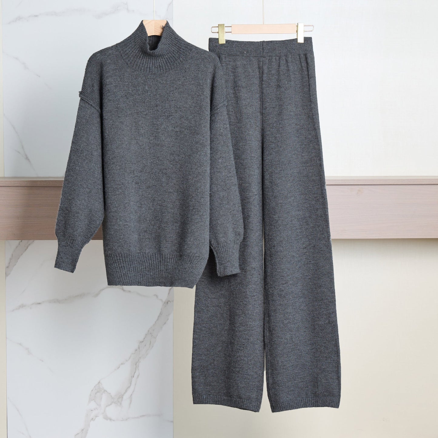 Damen Gemütliches Strickensemble mit hohem Kragen und weit geschnittenen Hosen ModeGeist