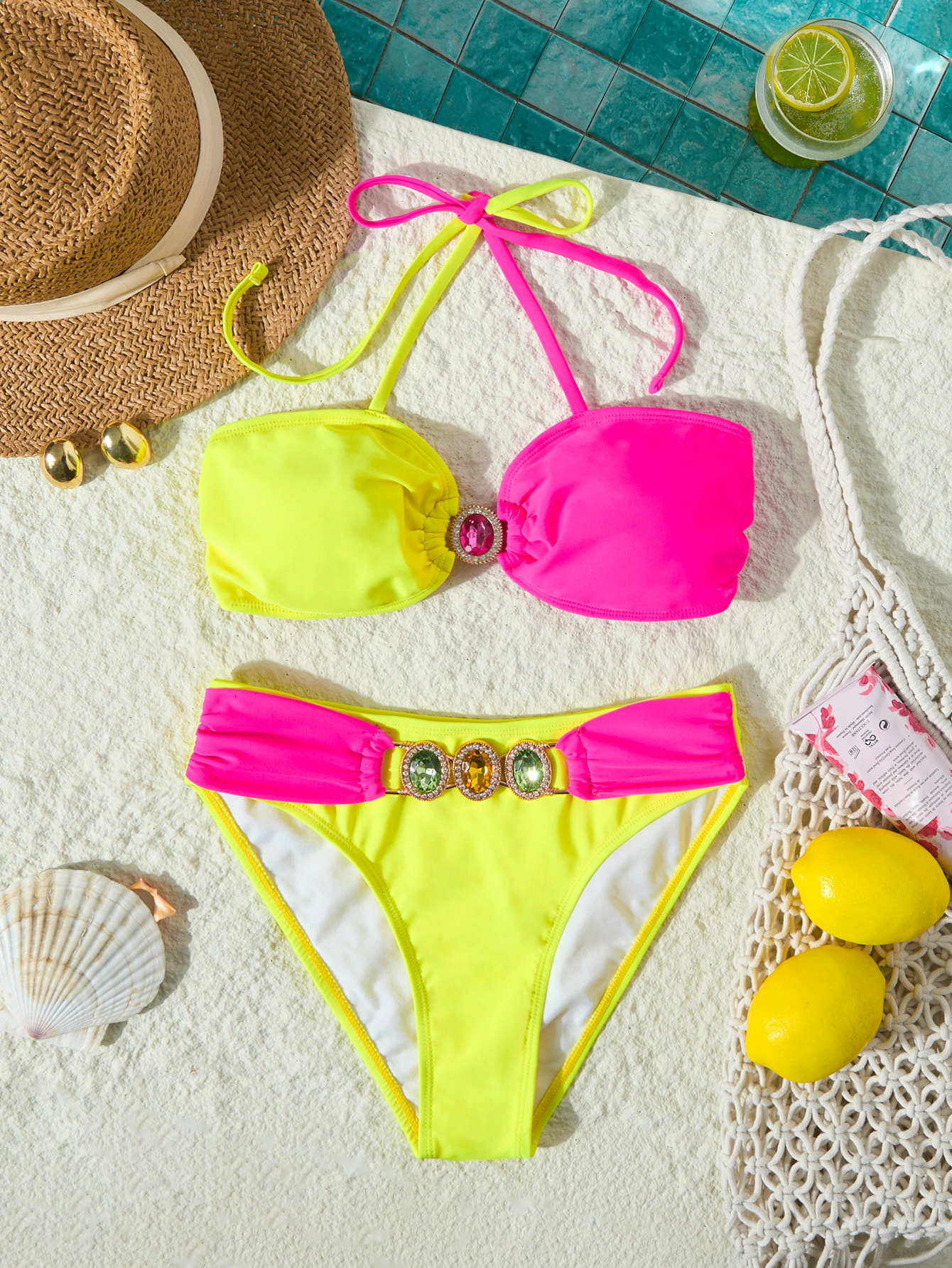 Bikini Set für Damen mit modischem Bandeau-Oberteil und glitzernden Applikationen