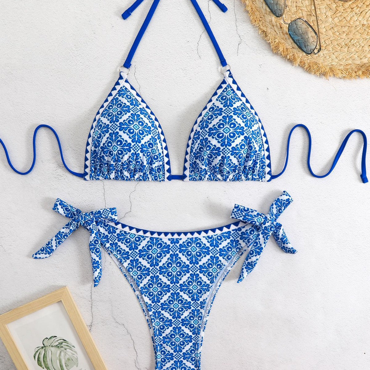 Moderner Dreieck-Bikini mit seitlichen Schnürungen von MODEGEIST