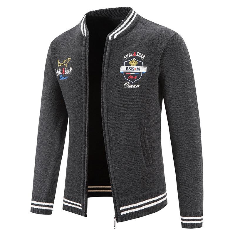Herren sportliche Strickjacke mit Stehkragen und abwechslungsreicher Stickerei ModeGeist