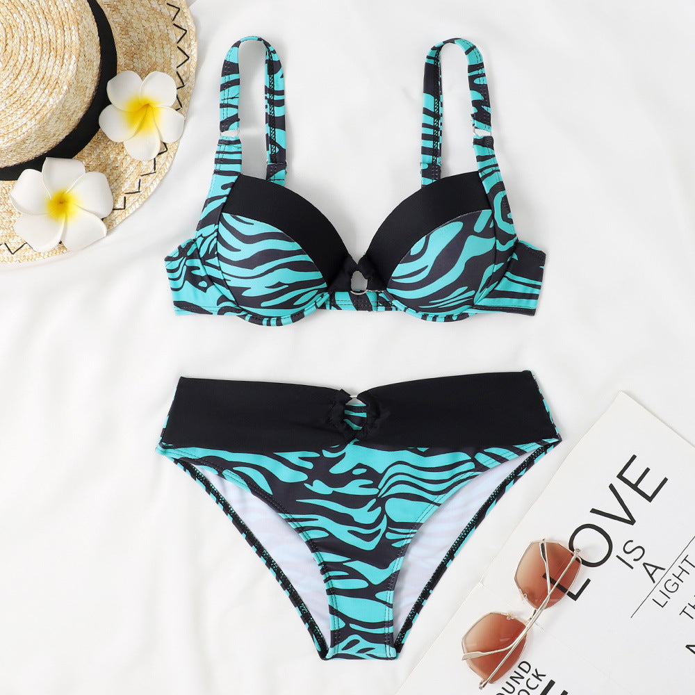 Moderner Damen-Bikini mit Dreieck-Oberteilen, hochwertigen Pads und Zebraprint von MODEGEIST