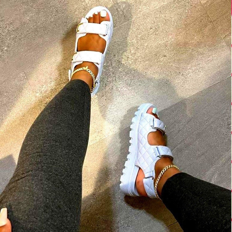 Komfortable Damen-Sandalen mit verstellbaren Schnallen und Profilsohle von MODEGEIST