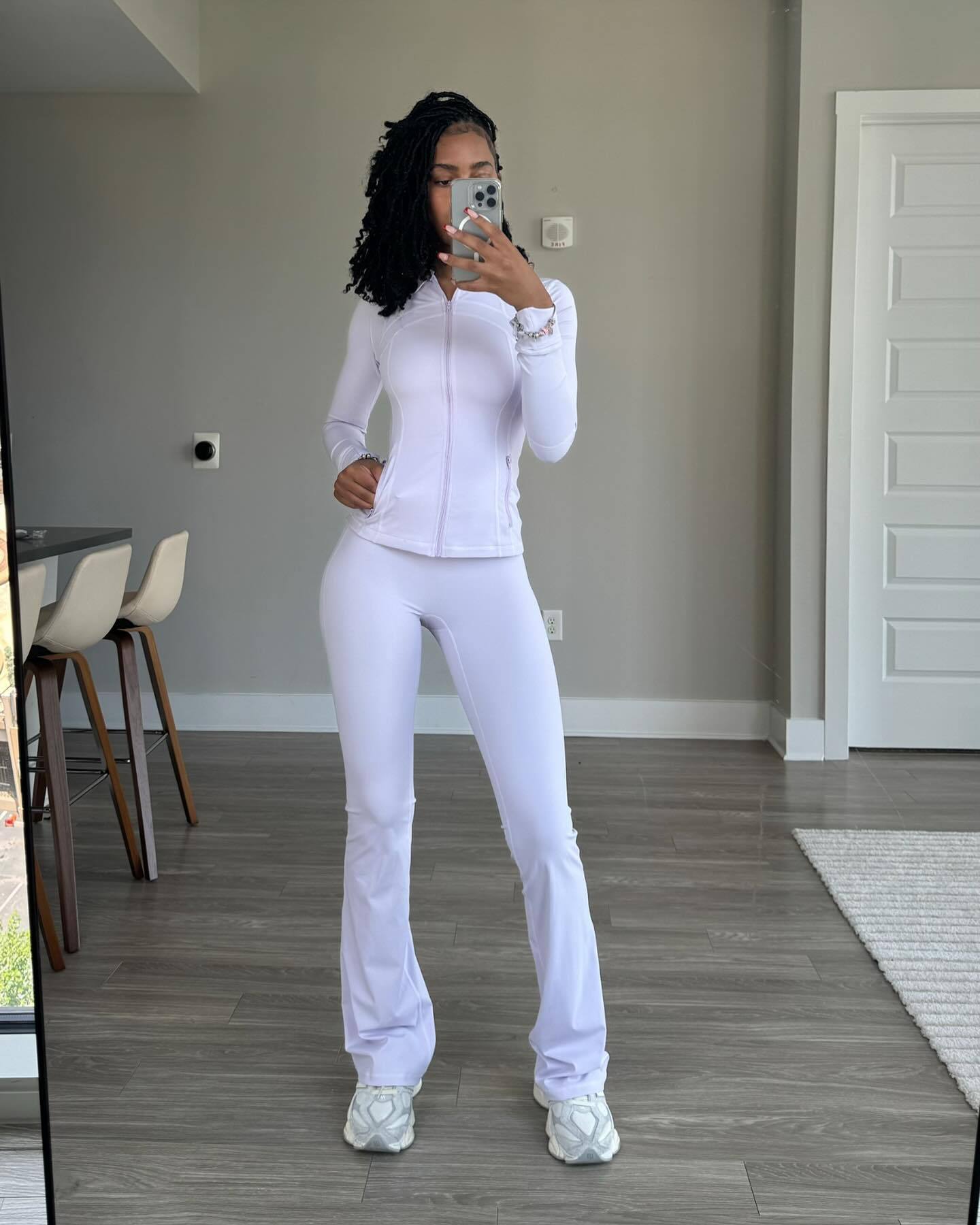 Damen Sportliches Fitness-Outfit mit enganliegendem Langarm-Oberteil und weiten Sporthosen ModeGeist