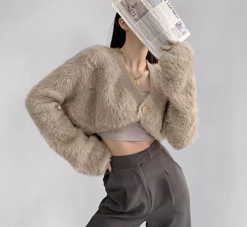 Damen cropped Strickjacke mit voluminösen Ärmeln und Knopfdetail ModeGeist