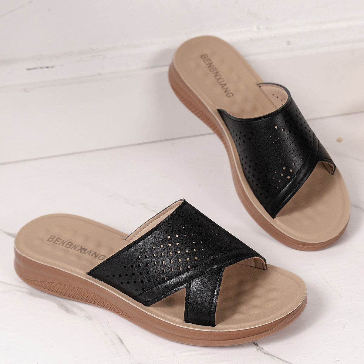 Bequeme Damen-Slides mit atmungsaktiver Perforierung von MODEGEIST