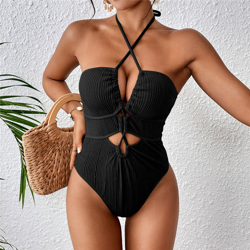 Modern Badeanzug für Damen mit innovativem Cut-out und Rippstruktur