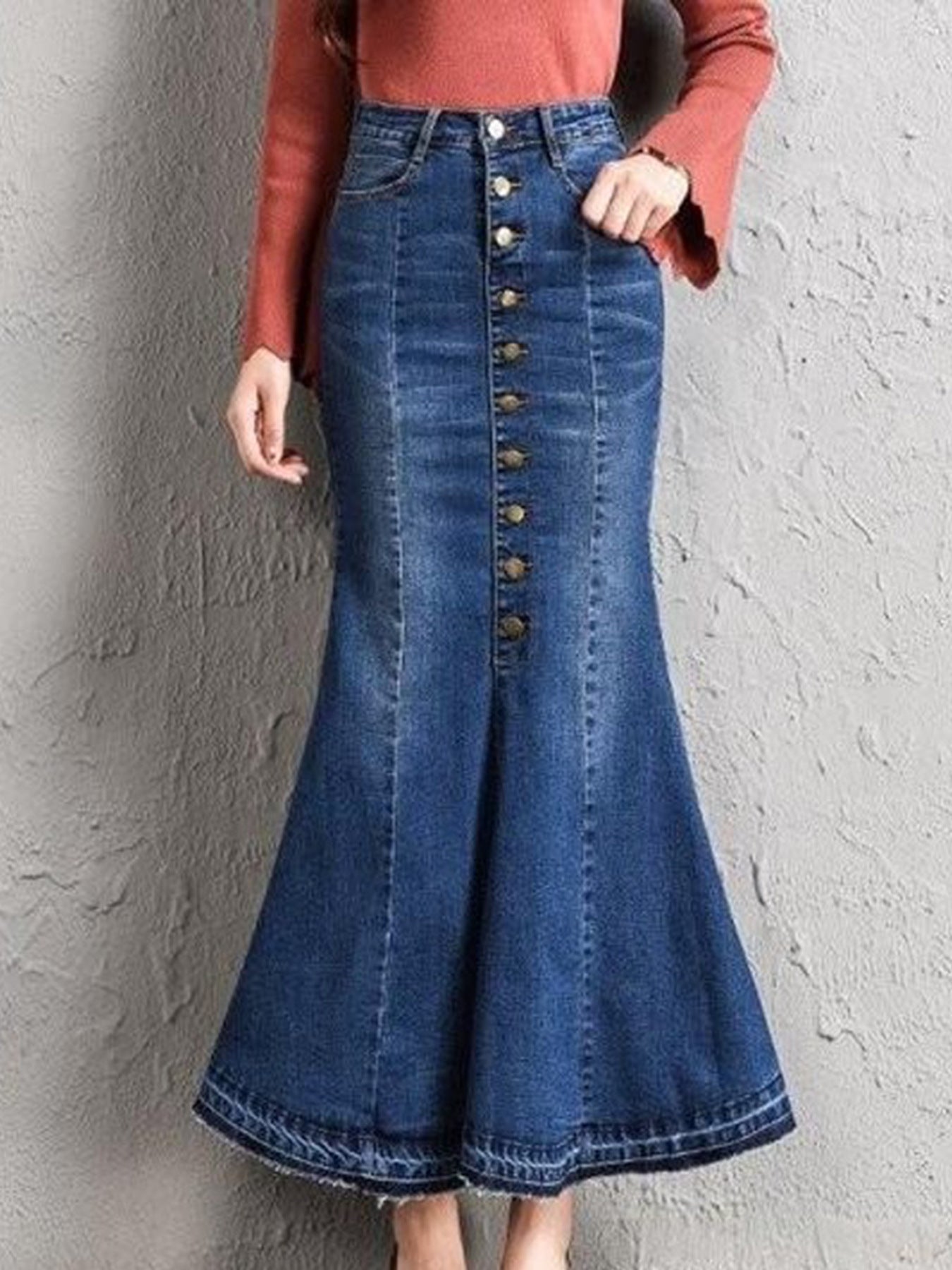 Modischer Damen-Jeansrock mit ausgestelltem Schnitt und Knopfleiste