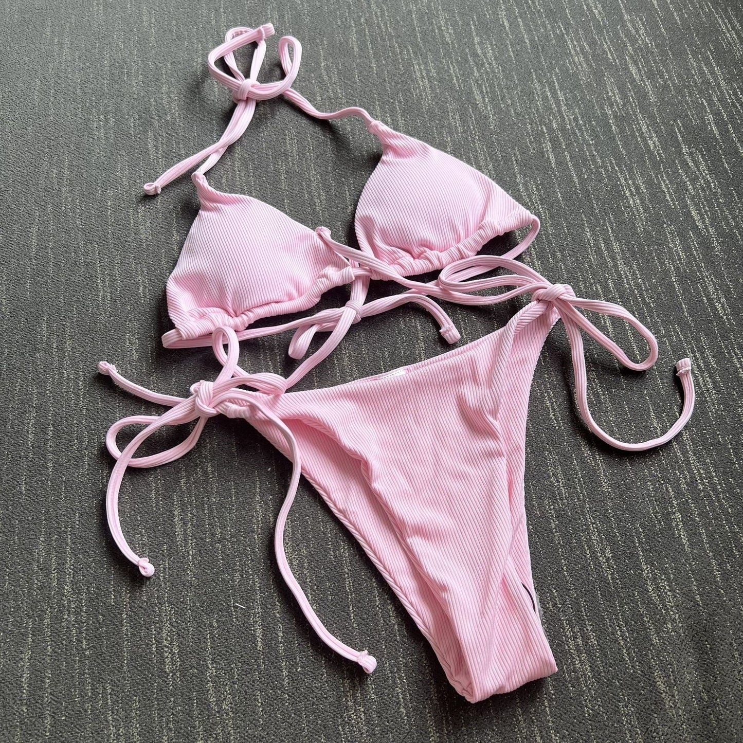 Bikini-Set mit Dreieck-Oberteilen, verstellbaren Trägern und feuchtigkeitsableitendem Material von MODEGEIST