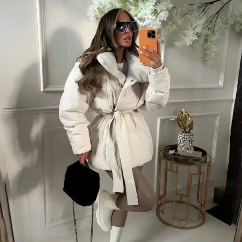 Damen modische Oversized-Daunenjacke mit breitem Kragen und Taillengurt ModeGeist