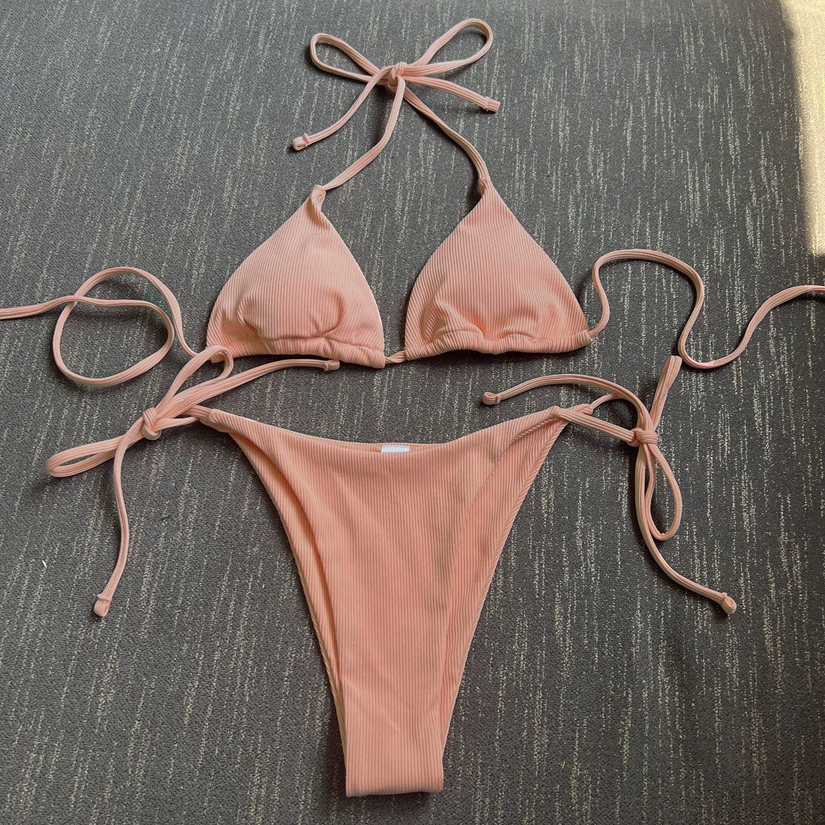 Bikini-Set mit Dreieck-Oberteilen, verstellbaren Trägern und feuchtigkeitsableitendem Material von MODEGEIST