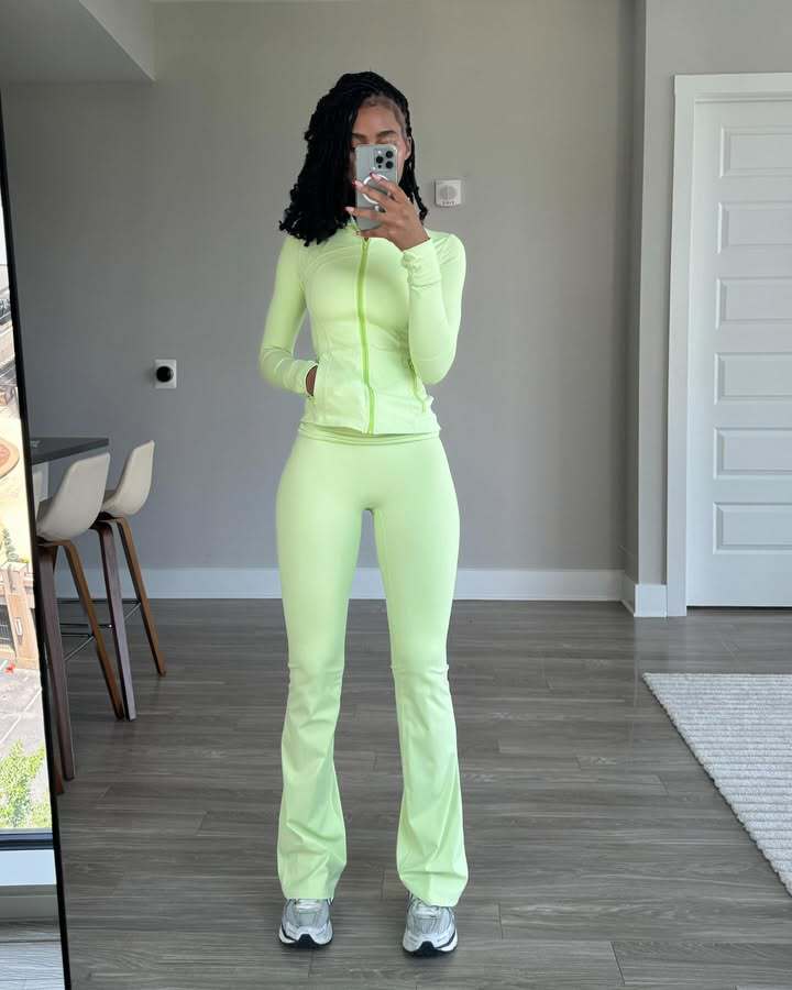 Damen Sportliches Fitness-Outfit mit enganliegendem Langarm-Oberteil und weiten Sporthosen ModeGeist