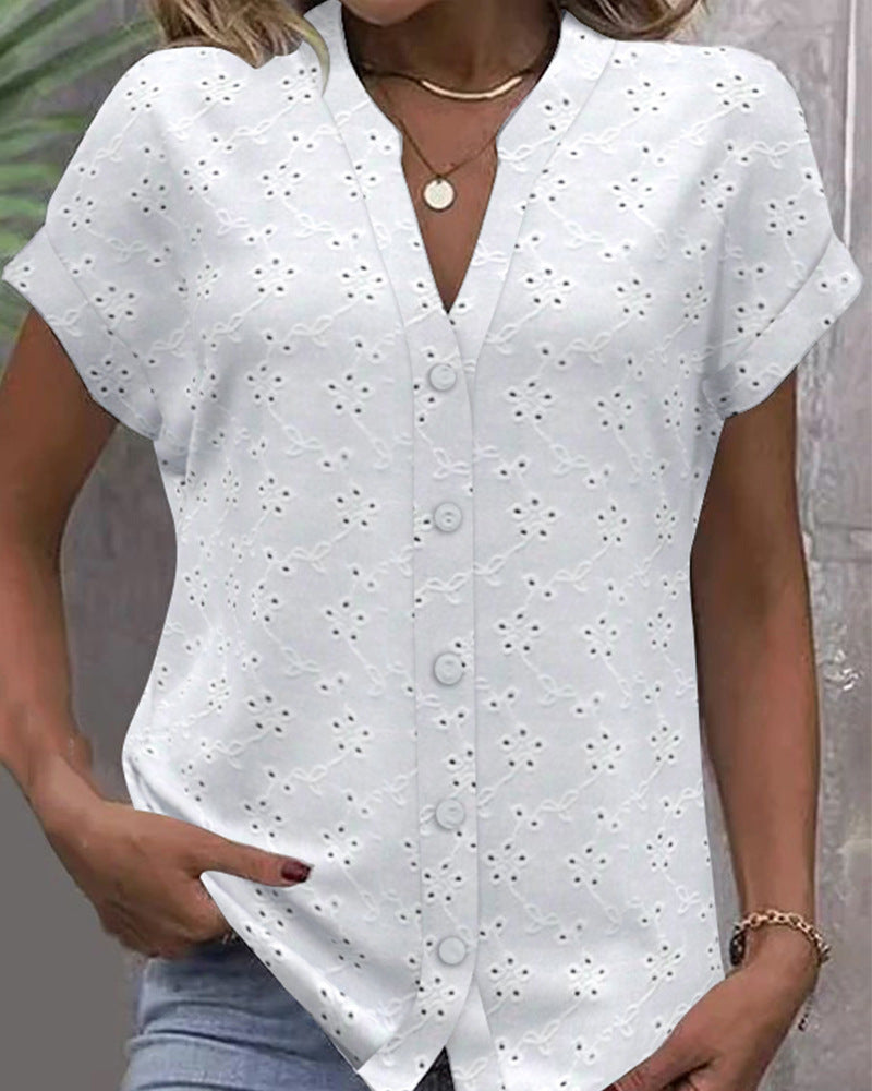 Elegante Damenbluse mit Lochmuster und Knopfleiste von MODEGEIST