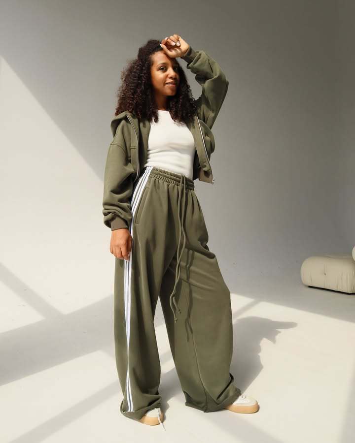 Damen Trendiges Sport-Lounge-Set mit cropped Sweatjacke und weit geschnittenen Jogginghosen ModeGeist