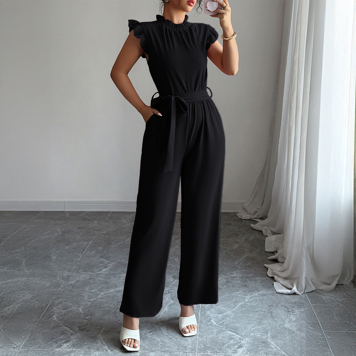 Modebewusster Damen-Jumpsuit mit raffinierter Rüsche und Taillengürtel