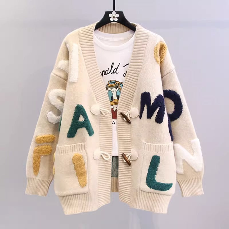 Damen Strickjacke mit buntem Buchstabenmotiv und praktischen Taschen ModeGeist