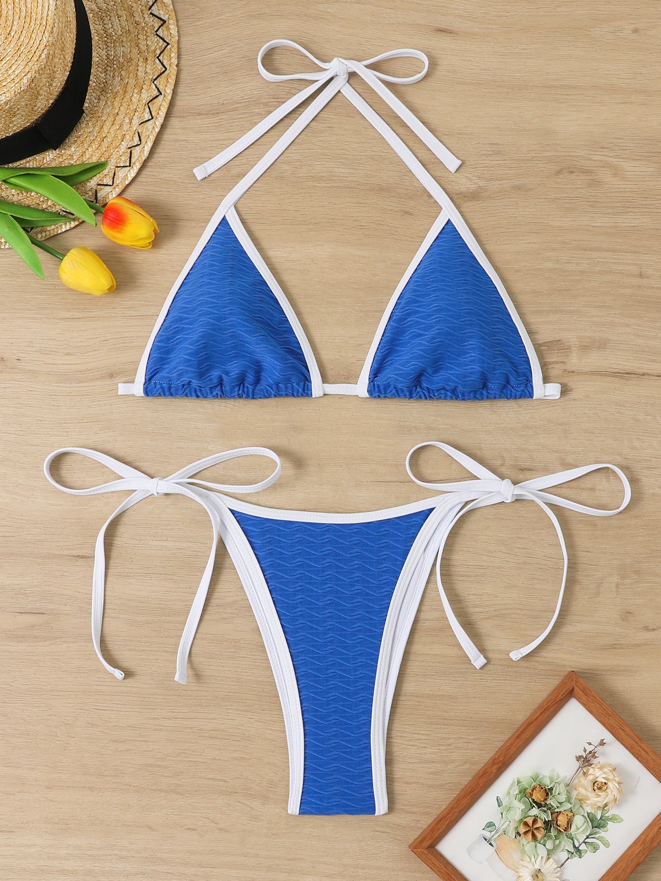 Modischer Damen-Bikini mit Dreieck-Oberteil, verstellbaren Trägern und texturiertem Stoff