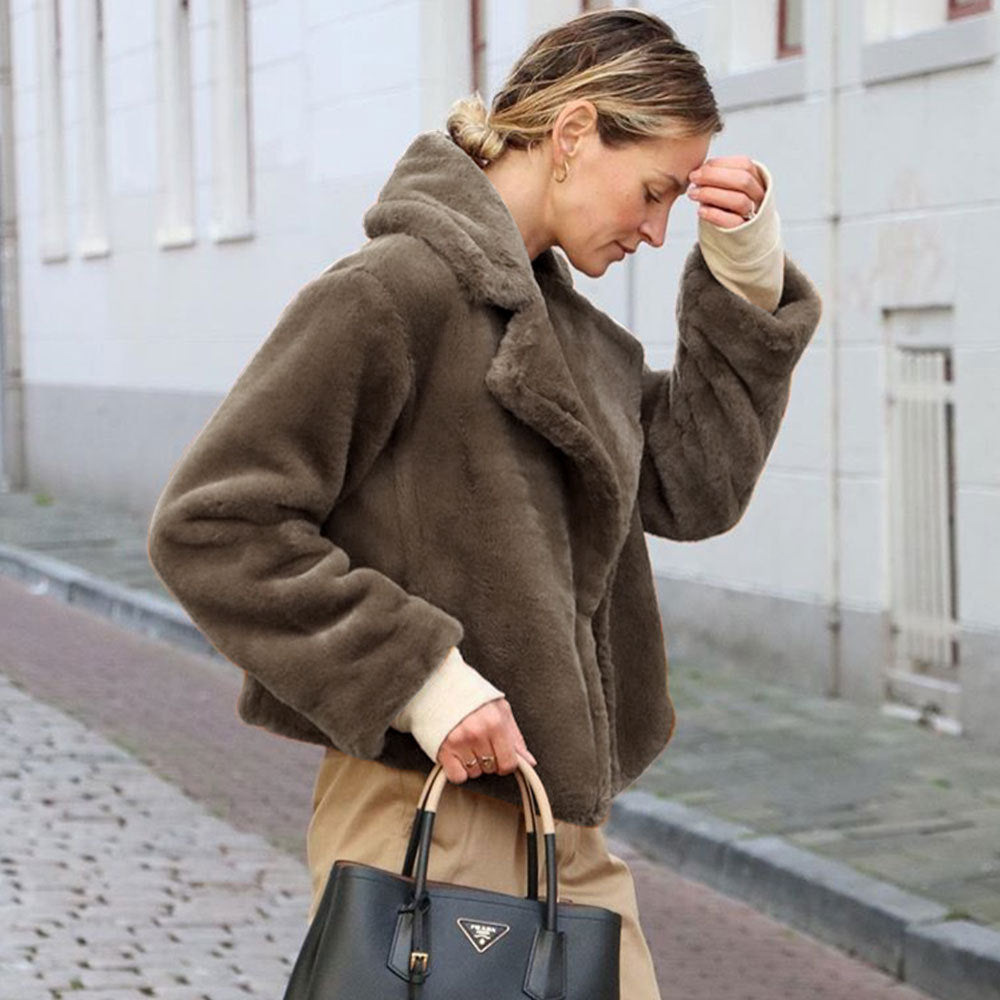 Damen Kuschelige Fleecejacke mit Reverskragen und Seitennaht ModeGeist