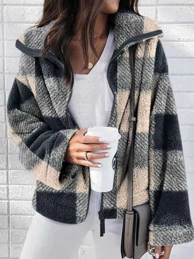 Damen kuschelige Fleecejacke mit Karomuster und hohem Kragen ModeGeist