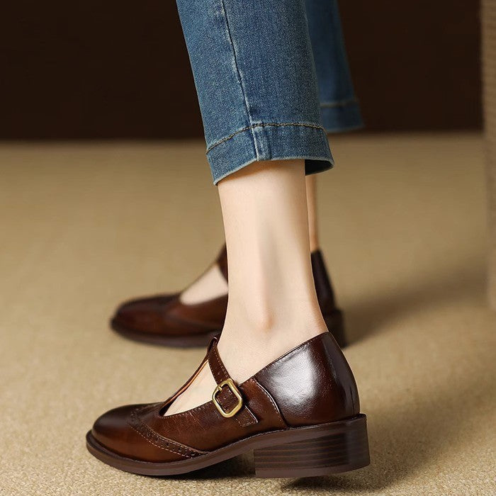 MODEGEIST Damen T-Strap Mary Jane Schuhe Blockabsatz Brogue-Details