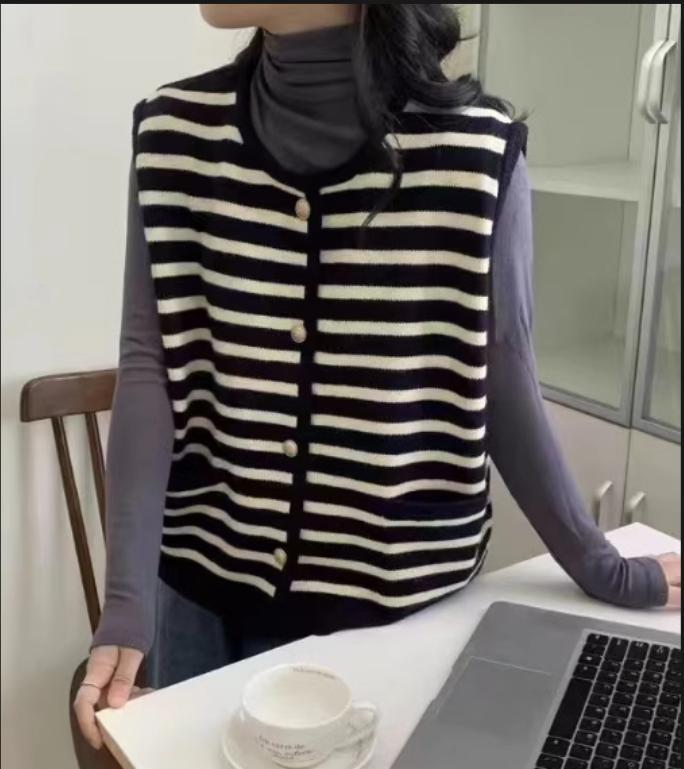 Damen modische Strickweste mit kontrastierenden Streifen und goldenen Knöpfen ModeGeist