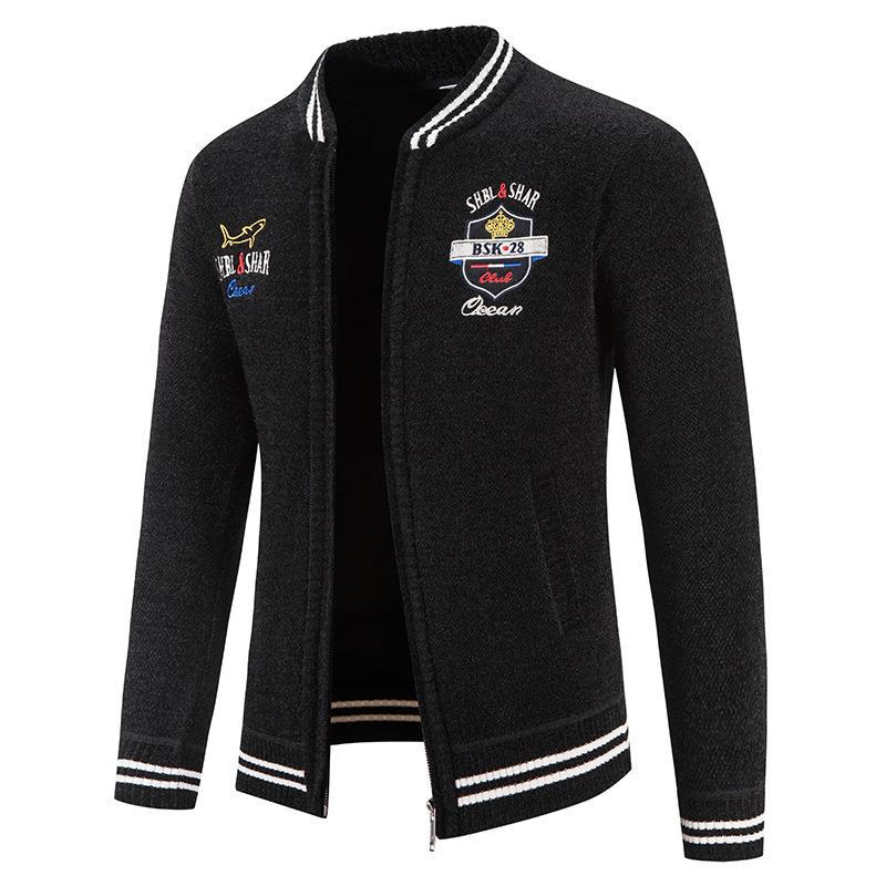 Herren sportliche Strickjacke mit Stehkragen und abwechslungsreicher Stickerei ModeGeist