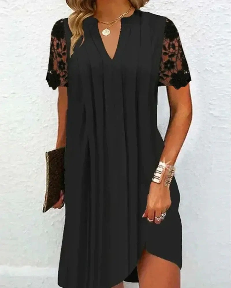 Elegantes Damen-Kurzarmbkleid mit Spitzenärmeln und figurbetontem Schnitt von MODEGEIST
