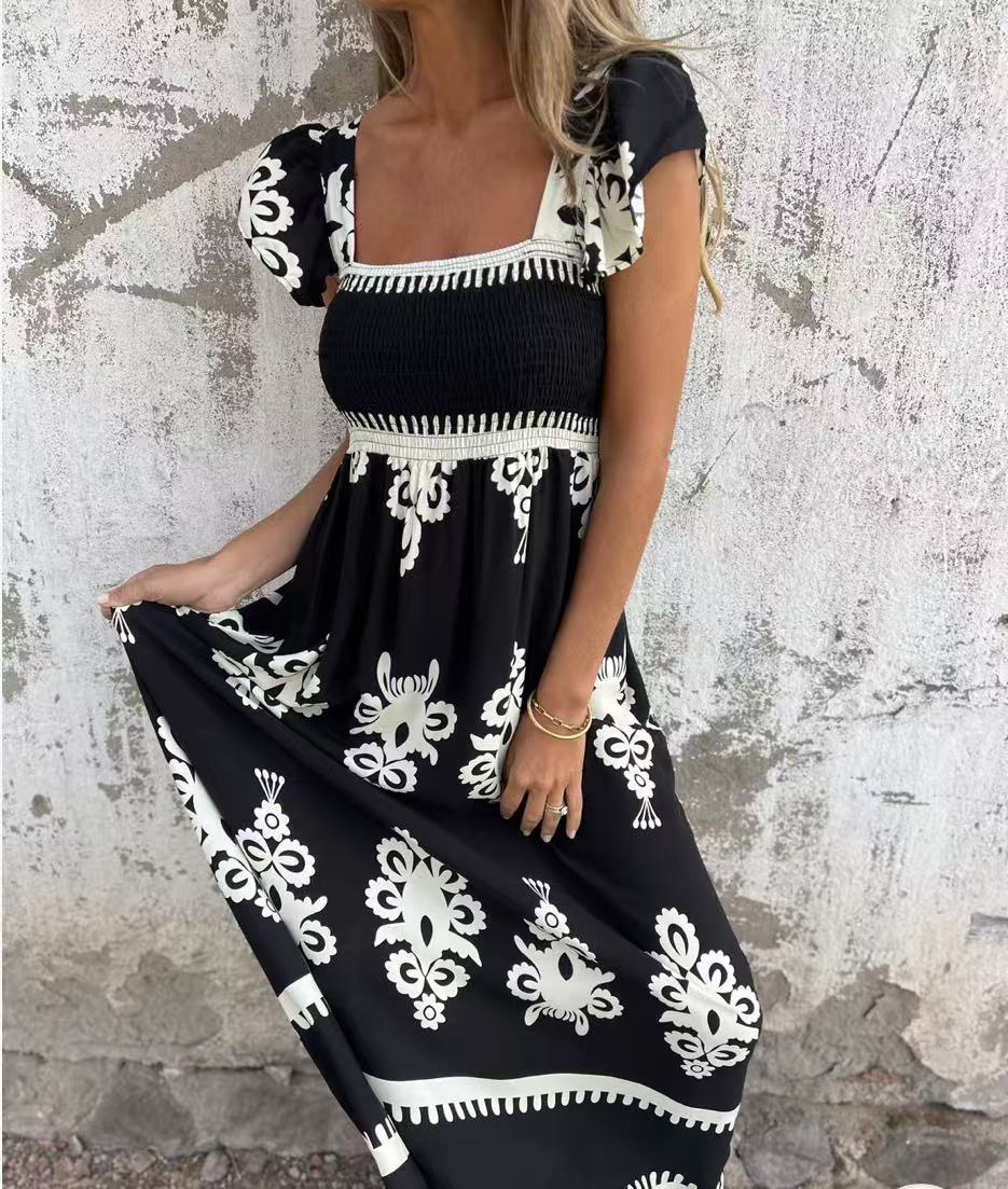 Elegantes Maxikleid mit raffiniertem Smok-Oberteil und floralen Akzenten von MODEGEIST