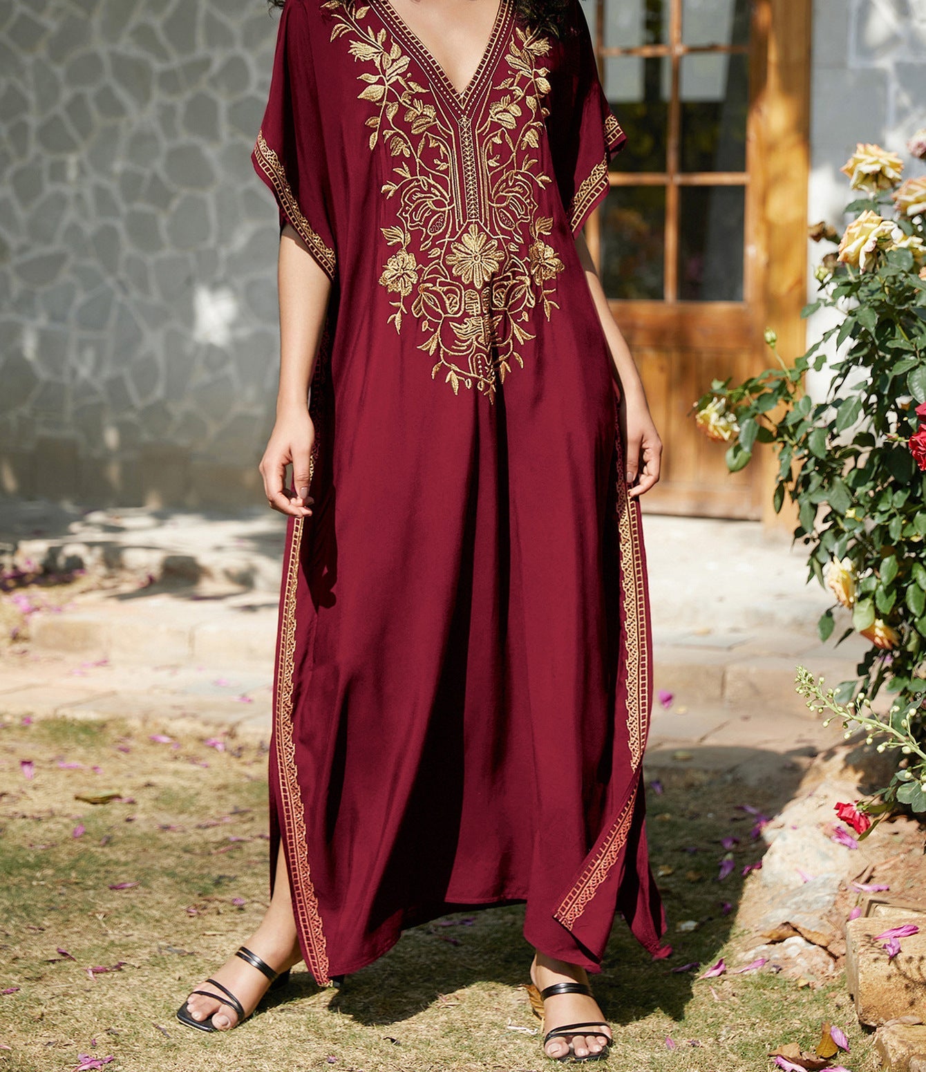 Elegantes Kaftan-Kleid mit aufwendiger Stickerei und seitlichen Schlitzen von MODEGEIST