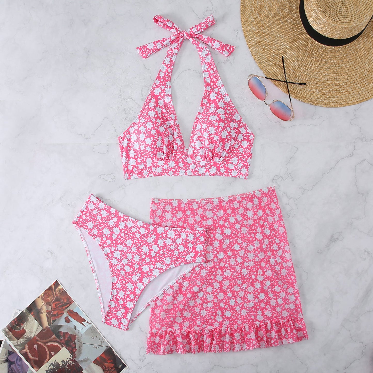 Modischer Damen-Bikini mit Blumenmuster, Halfter-Oberteil und Volantshorts