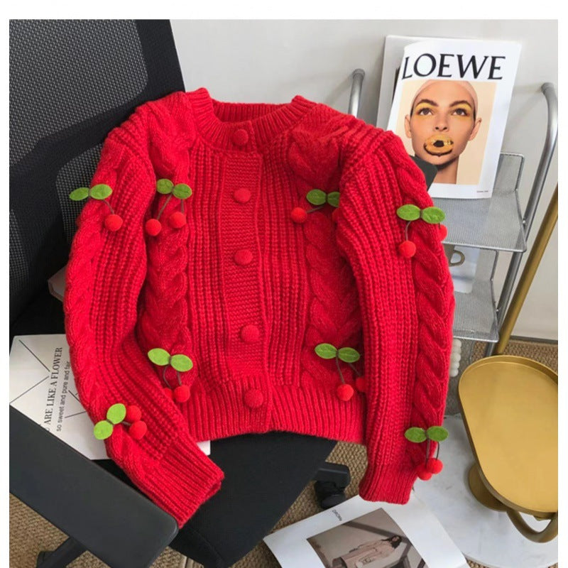 Damen Strickjacke mit verspieltem Kirschmotiv und eleganten Zopfmustern ModeGeist