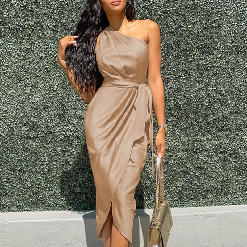 Asymmetrisches Damen-Midi-Kleid mit Gürtel von MODEGEIST