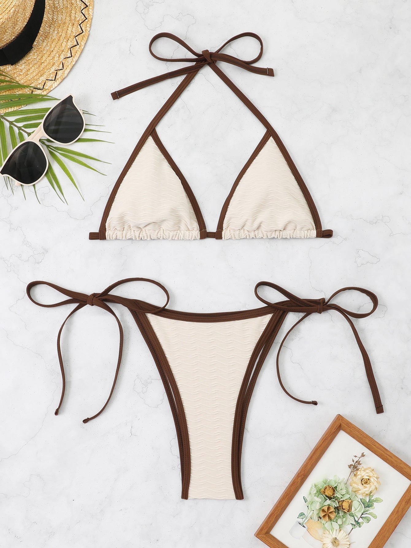 Modischer Damen-Bikini mit Dreieck-Oberteil, verstellbaren Trägern und texturiertem Stoff
