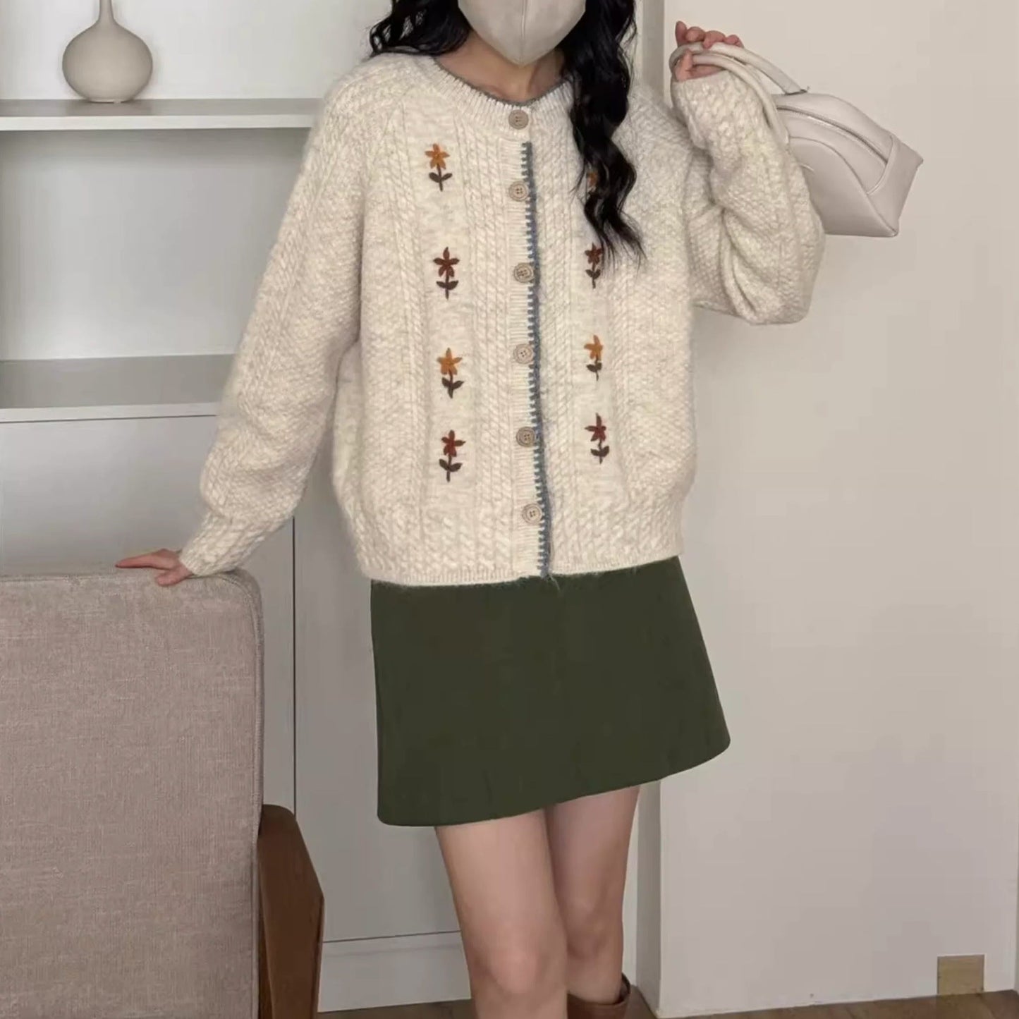 Damen Strickjacke mit floralem Design und hochwertigen Knopfdetails ModeGeist