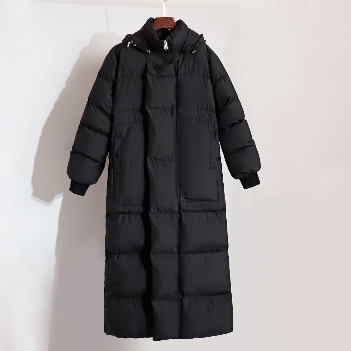 Damen Lange Steppjacke mit Kapuze und praktischem Reißverschluss ModeGeist