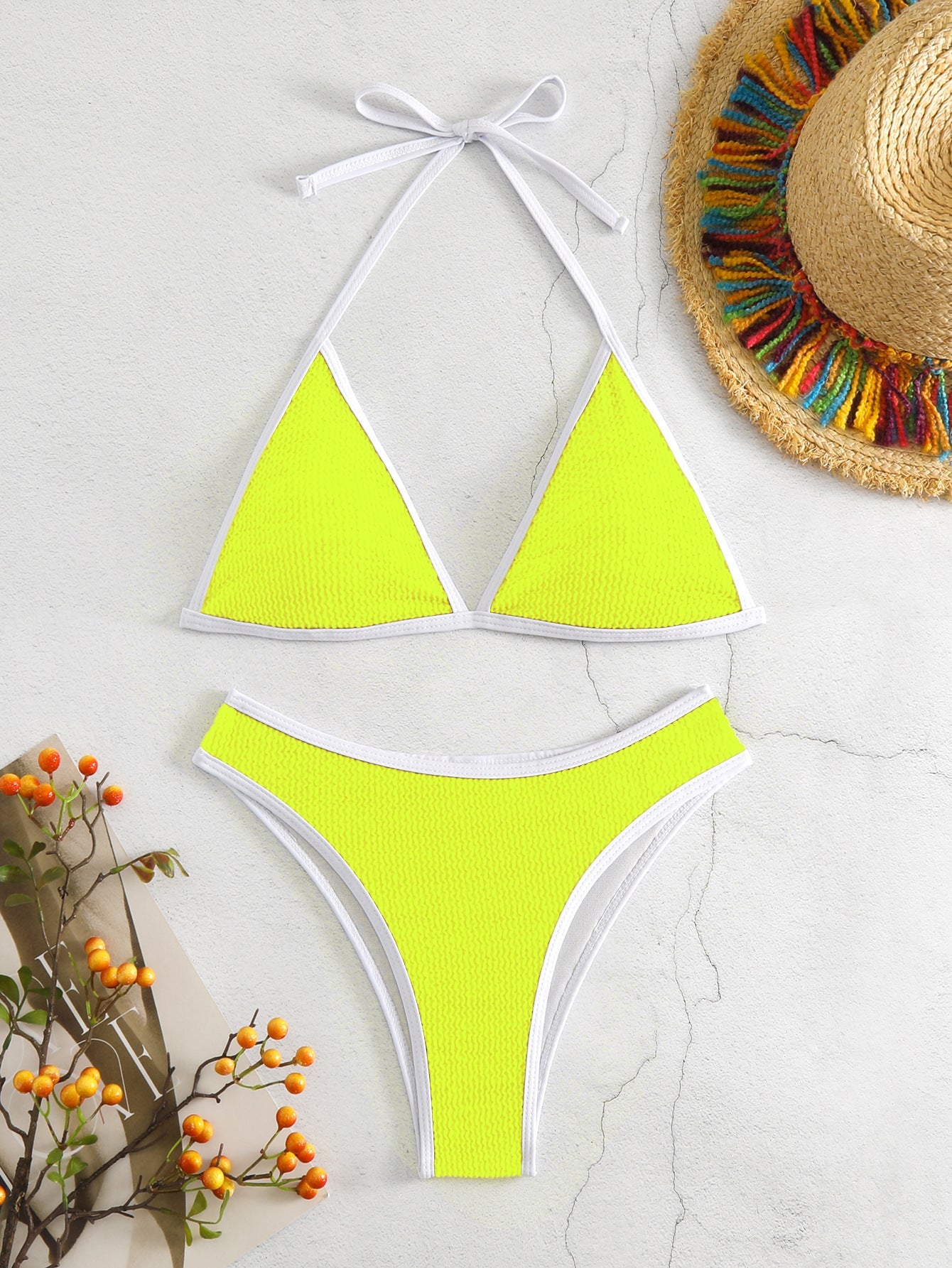 Eleganter Damen-Bikini mit Dreiecks-Oberteil, Struktur und Bindeband von MODEGEIST