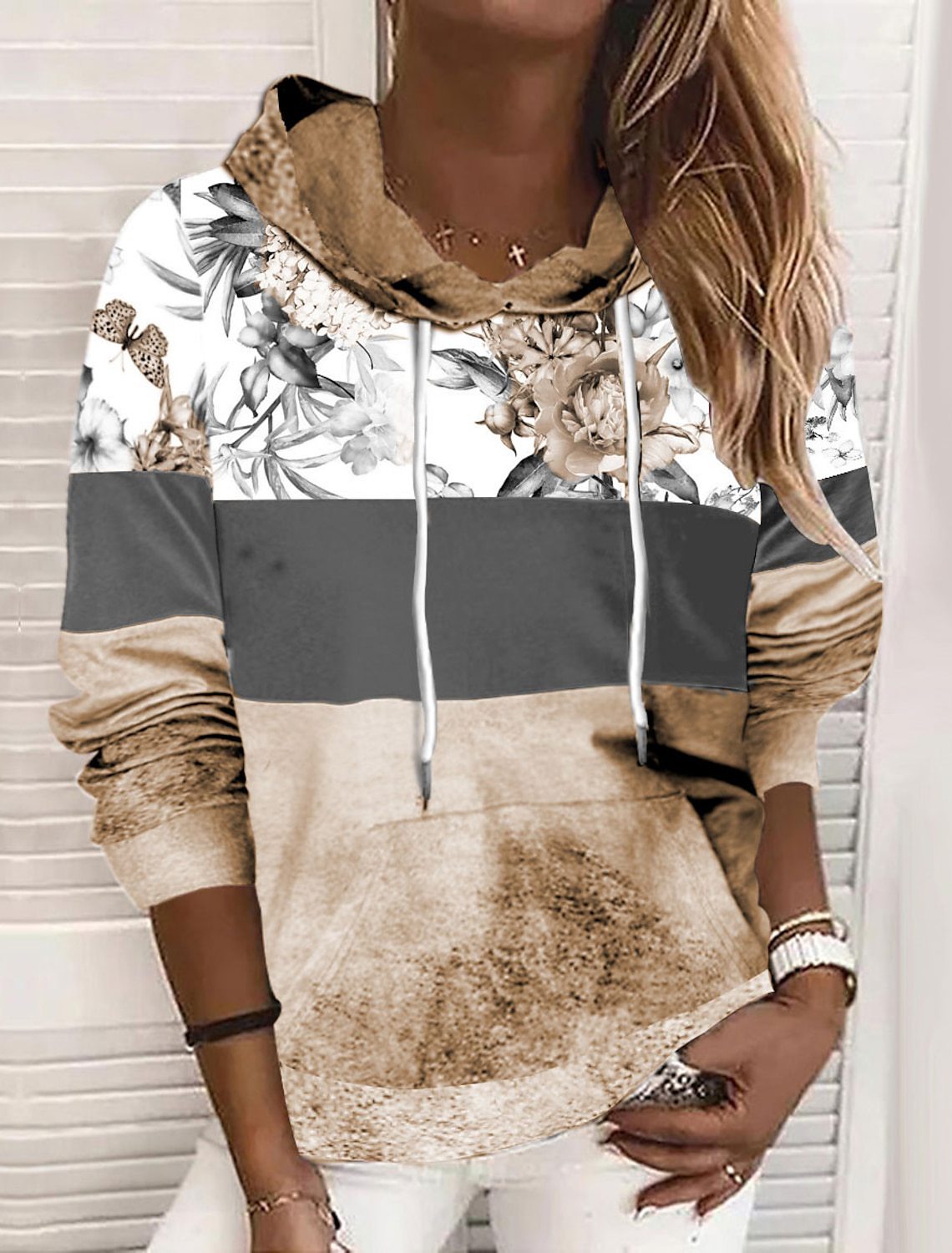 Modernes Damen Kapuzenpullover mit floralem Print und Farbblock-Design von MODEGEIST