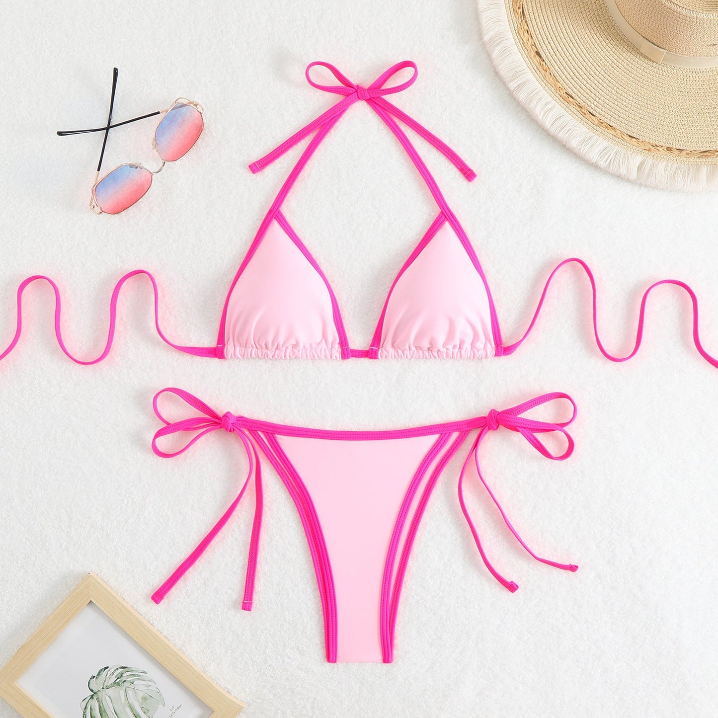 Bikini-Set mit Dreieck-Oberteilen, verstellbaren Trägern und farblich abgesetztem Design von MODEGEIST