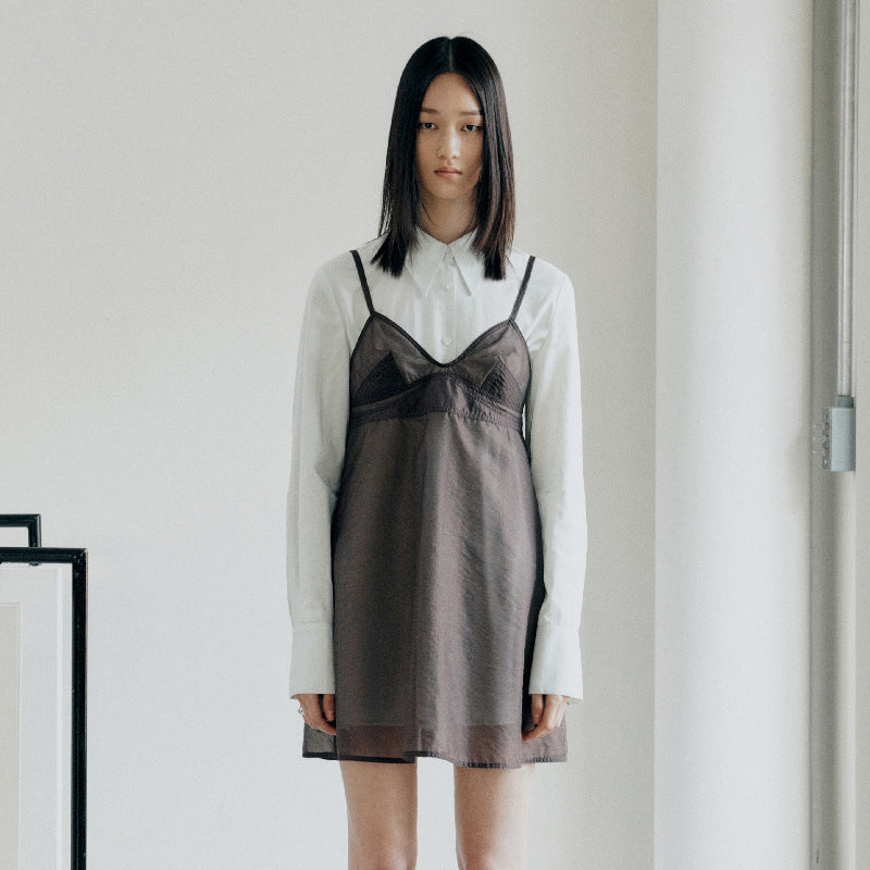 Modernes Damen-Outfit mit luftigem Unterkleid-Look und Hemd von MODEGEIST