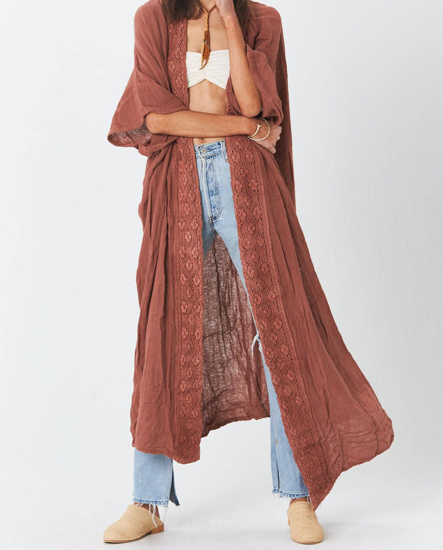 Leichter Damen-Kaftan mit zarter Häkelarbeit und weitem Schnitt von MODEGEIST