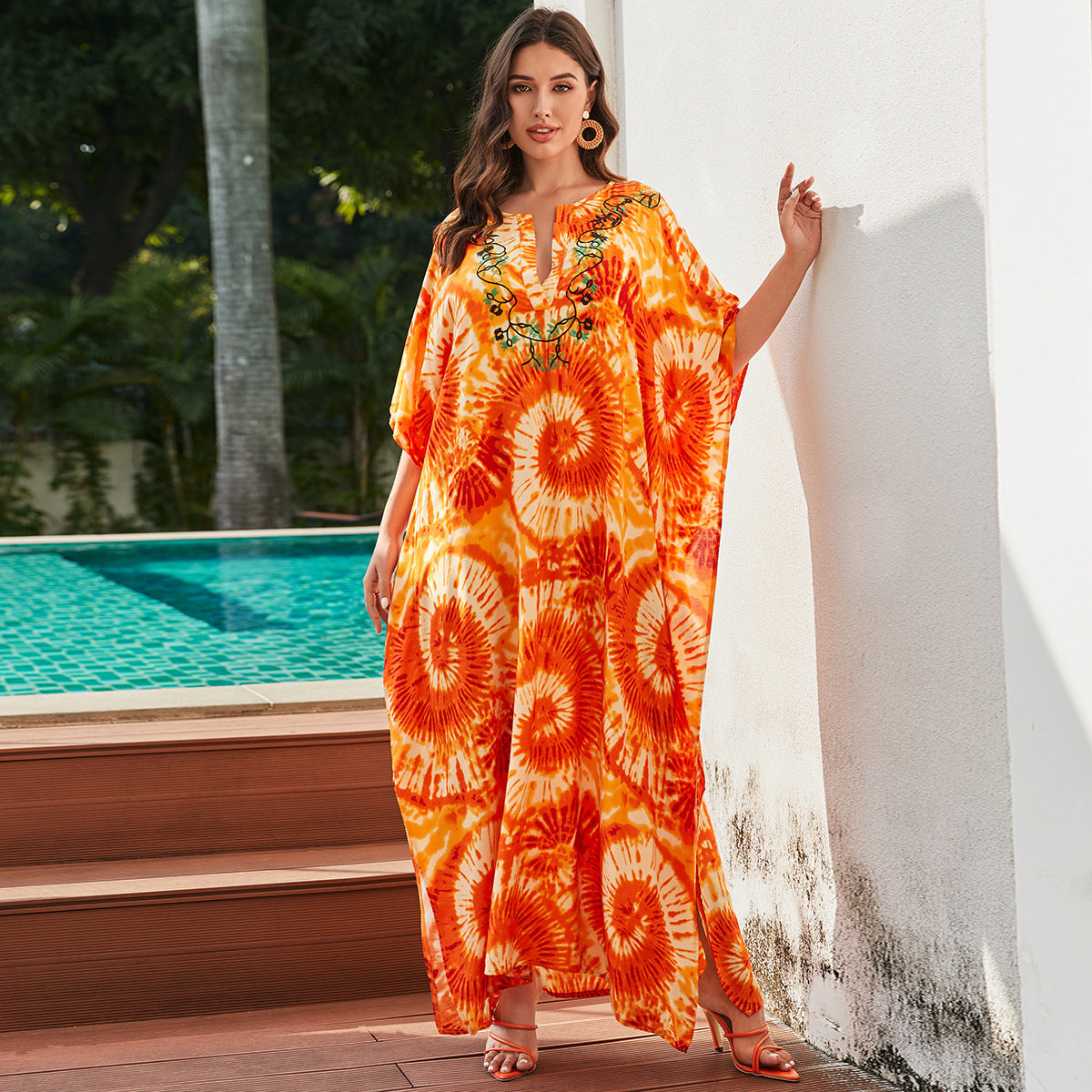 Elegante Damen-Kaftanrobe mit schönem Batik-Muster und V-Ausschnitt von MODEGEIST
 - MODEGEIST