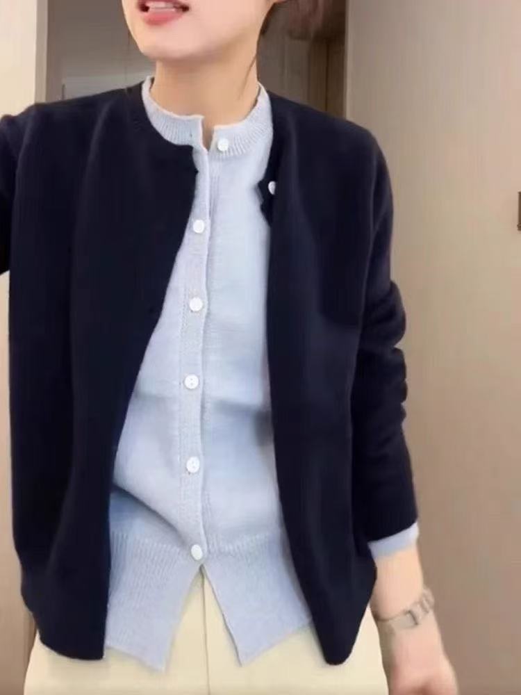 Damen Strickcardigan mit Rundhalsausschnitt und Knopfdetail ModeGeist