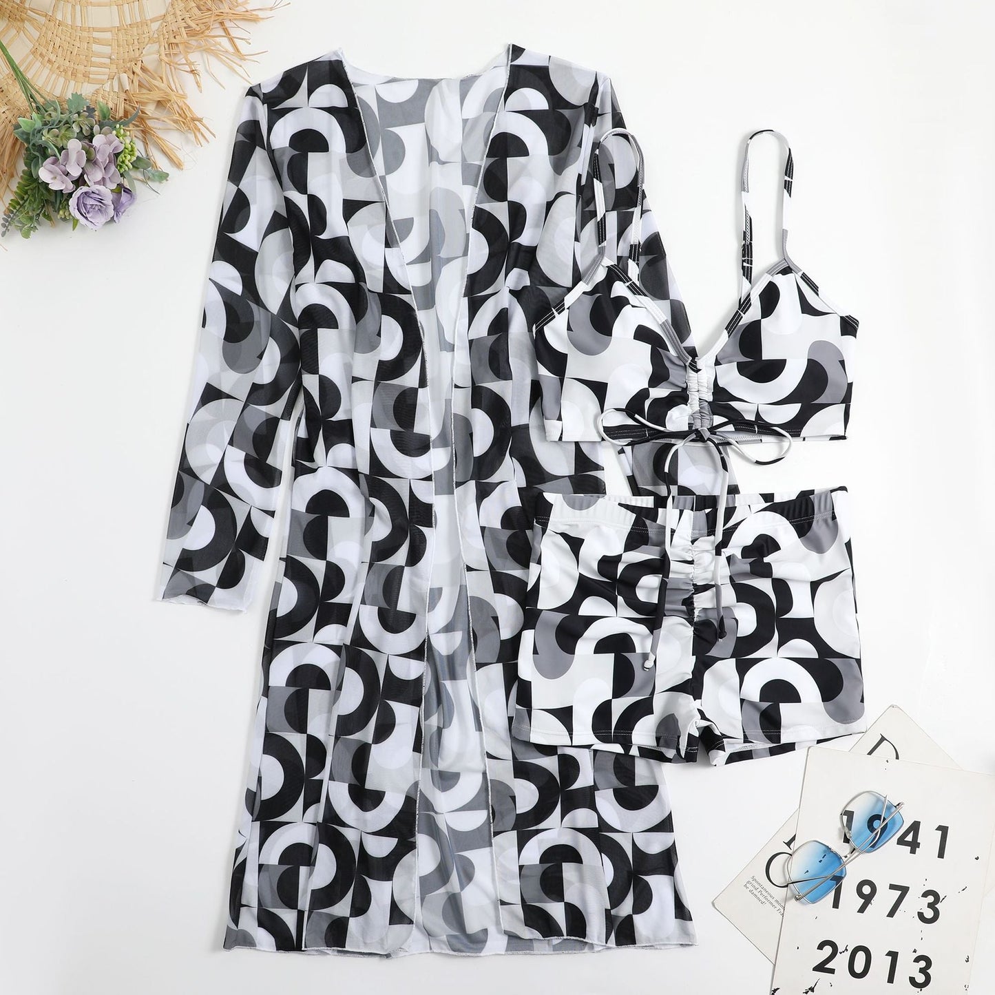 Stilvoller Damen Strandkimono und Bikini-Set von MODEGEIST