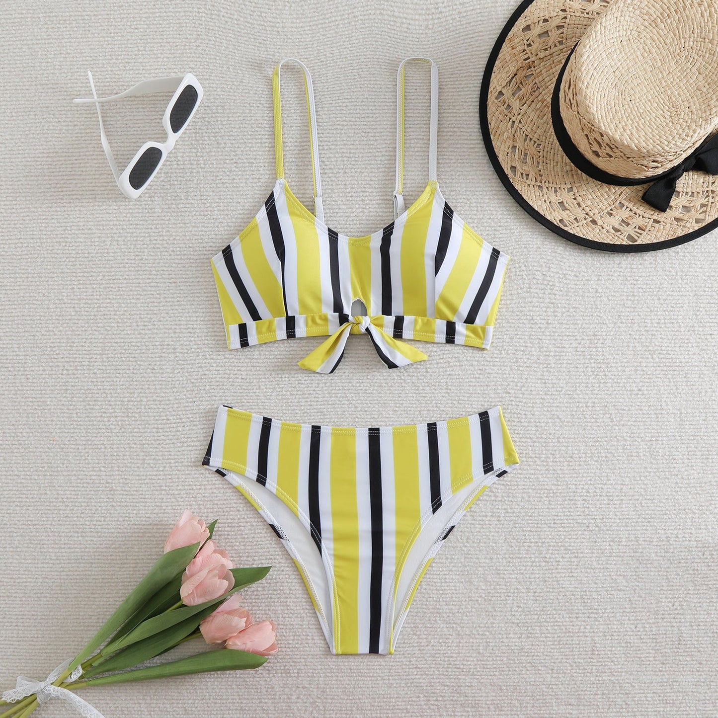 Modischer Damen-Bikini mit hohen Beinausschnitten und Schnürung vorne