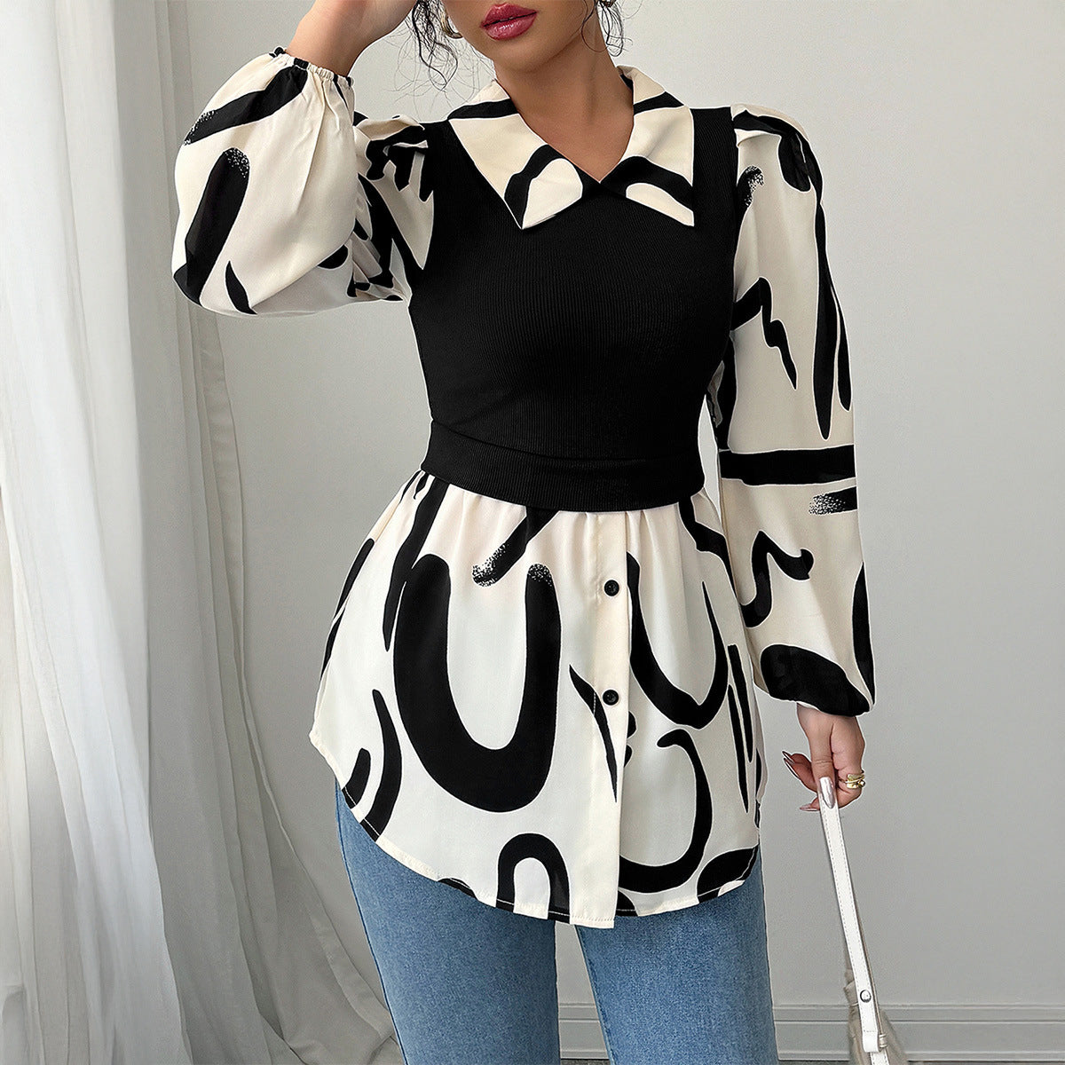 Trendige Damensbluse mit grafischem Muster von MODEGEIST