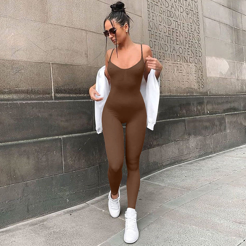 Figurbetonter Damen-Jumpsuit mit Spaghettiträgern und langen Ärmeln von MODEGEIST