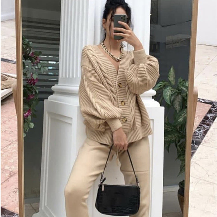 Damen Grobstrickjacke mit voluminösen Ärmeln und dekorativer Knopfleiste ModeGeist