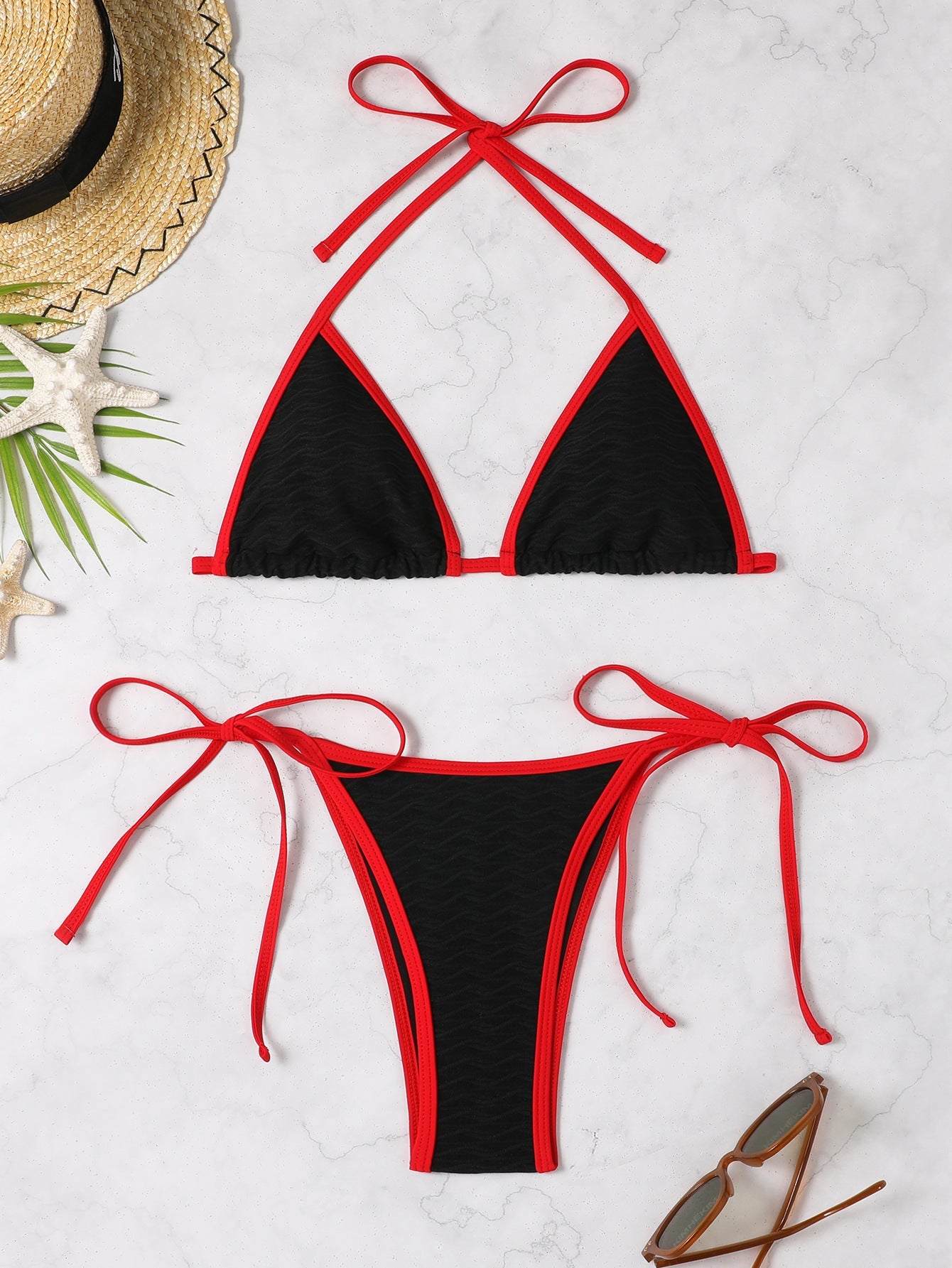 Modischer Damen-Bikini mit Dreieck-Oberteil, verstellbaren Trägern und texturiertem Stoff