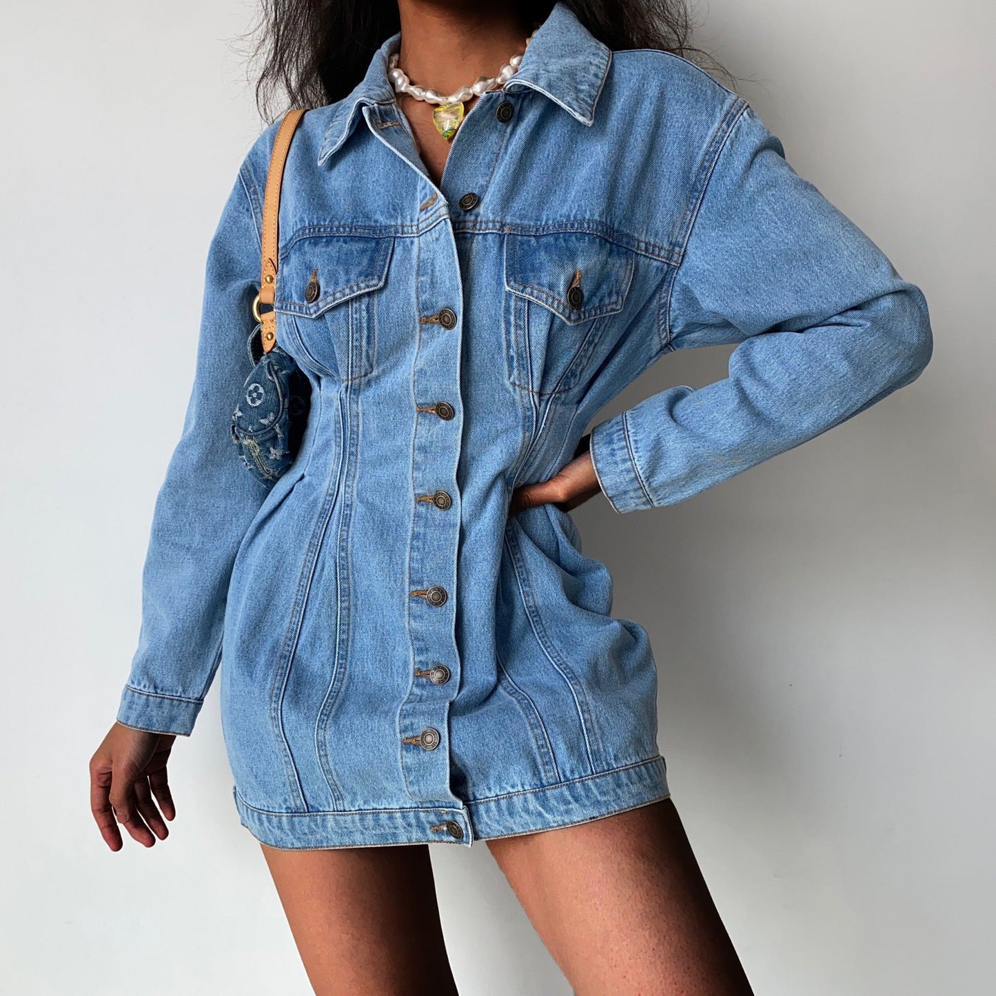 Figurbetontes Damen-Jeanshemdkleid mit klassischen Knöpfen von MODEGEIST