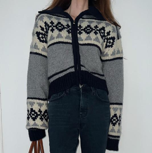 Damen Strickjacke mit floralem Muster und hohen Kragen ModeGeist