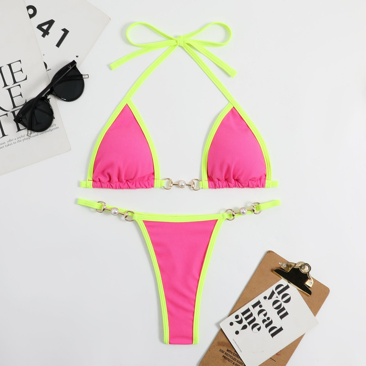 Bikini-Set mit Rippstruktur, Dreiecks-Oberteilen, verstellbaren Trägern und modischen Details von MODEGEIST